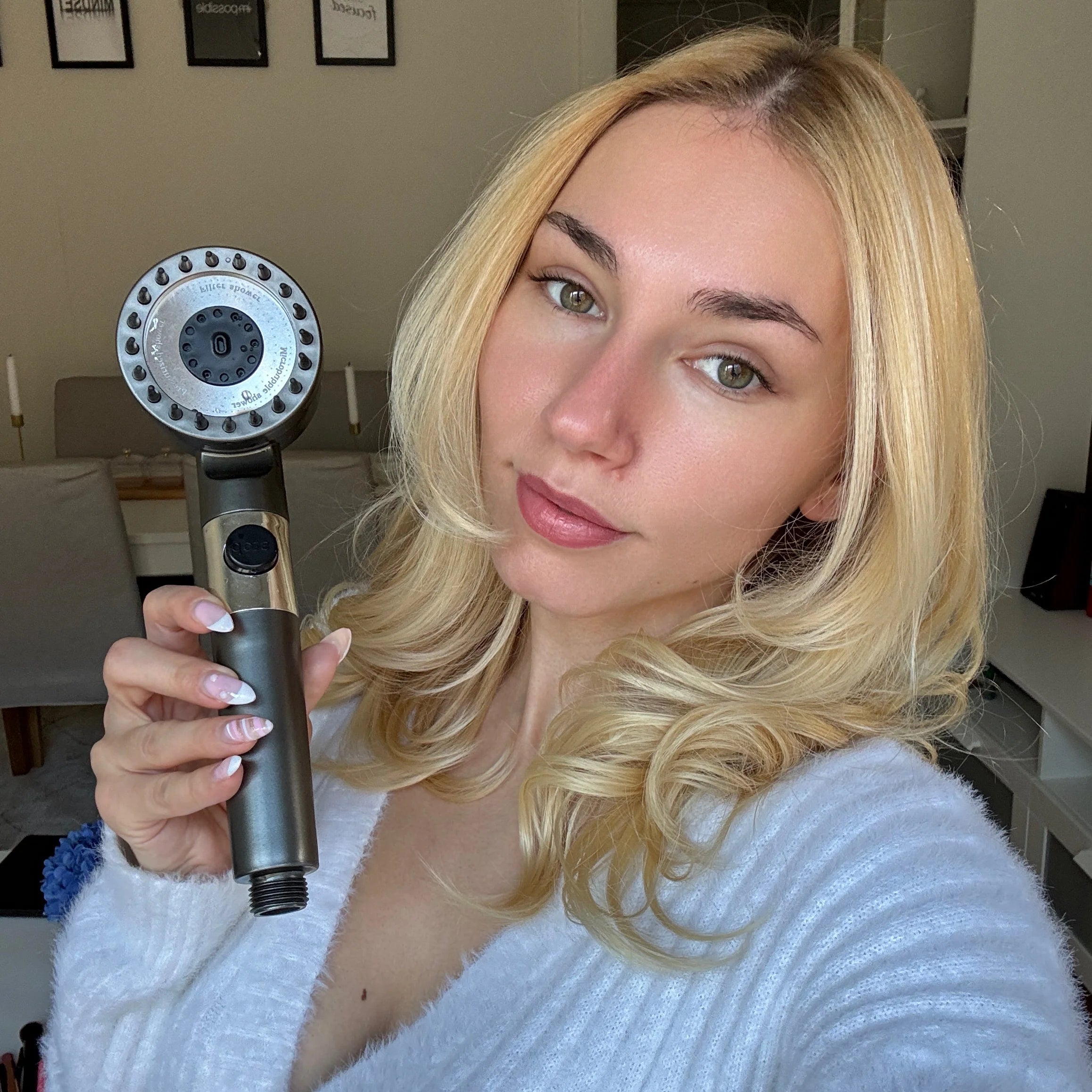 files/Veronika_J_selfie_with_product.webp
